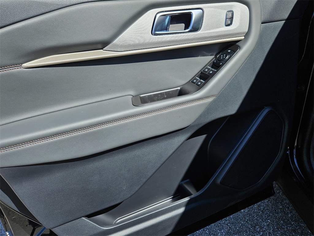 2025 Ford Explorer photo 5