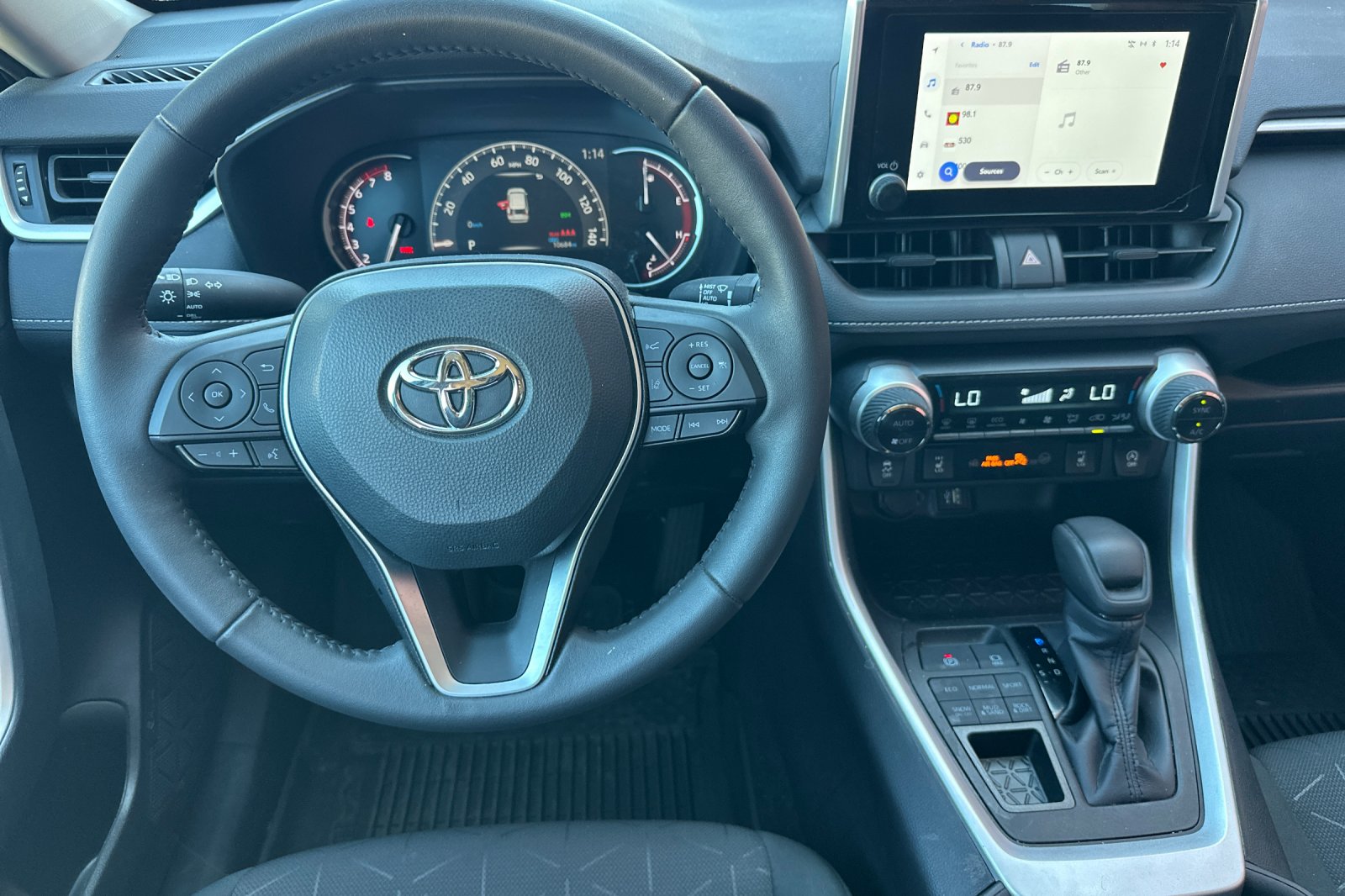 2024 Toyota RAV4 XLE photo 10