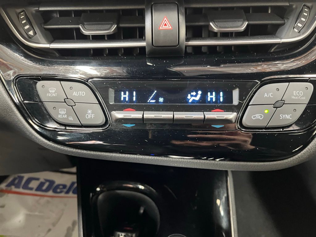 2020 Toyota C-HR XLE photo 13