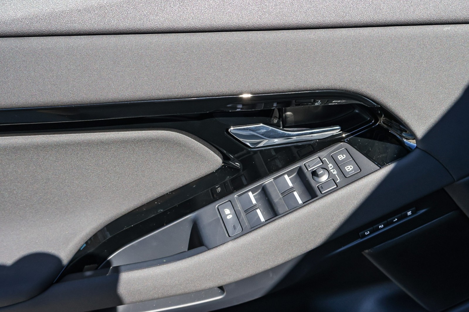 2026 Land Rover Range Rover Evoque S photo 12