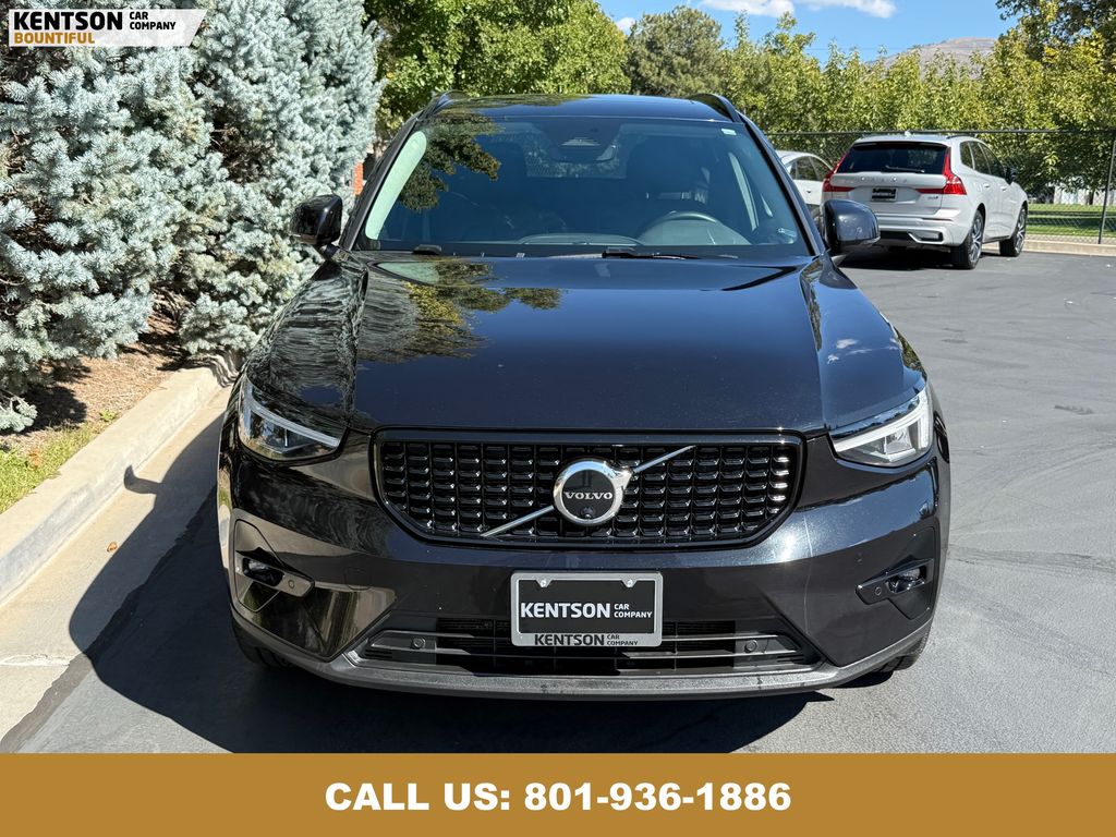 2025 Volvo XC40 Plus photo 2