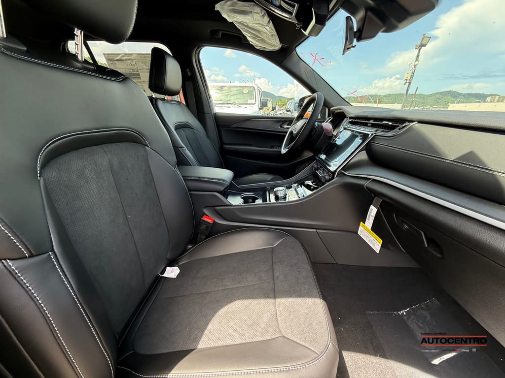 2025 Jeep Grand Cherokee Laredo Altitude photo 2