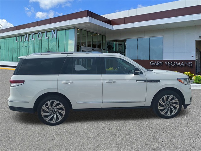 2023 Lincoln Navigator Standard photo 3