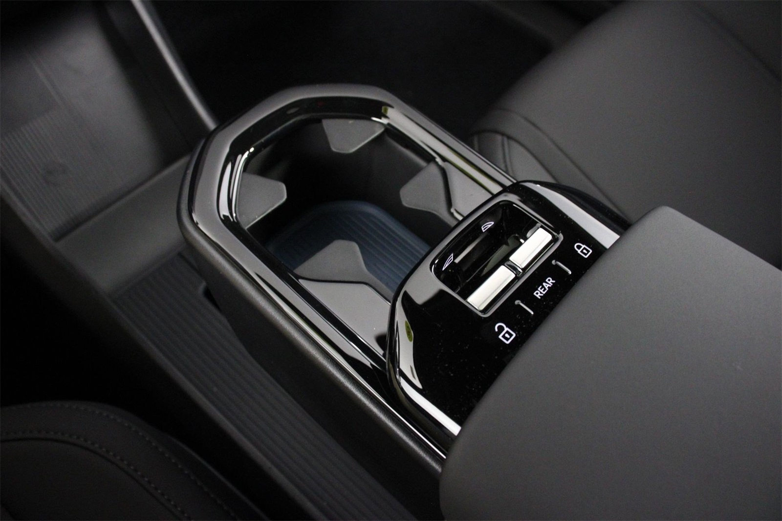 2025 Volvo EX30 Plus photo 6