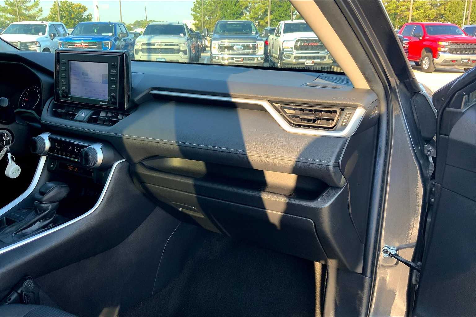 2021 Toyota RAV4 LE photo 17