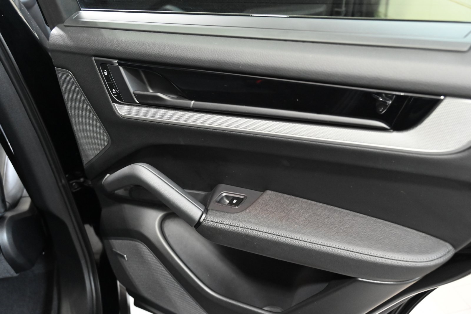 2024 Porsche Cayenne Base photo 19