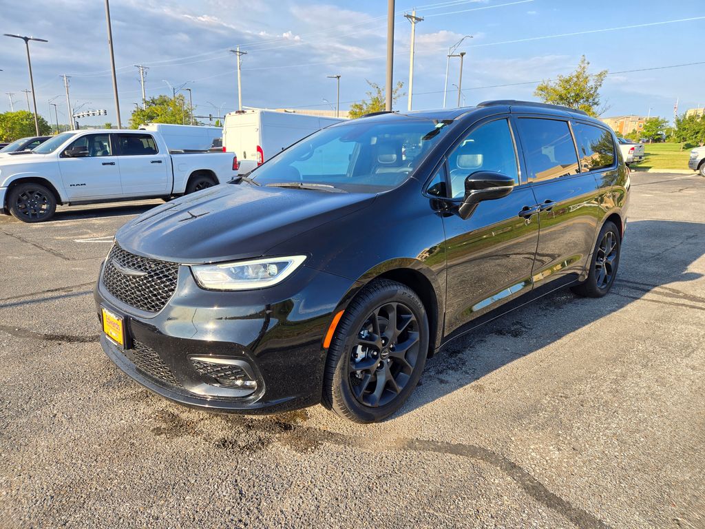 2025 Chrysler Pacifica Limited photo 7