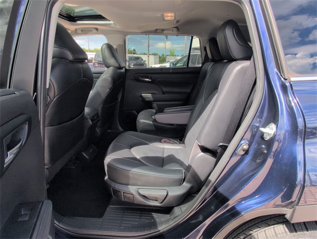2022 Toyota Highlander XLE photo 7