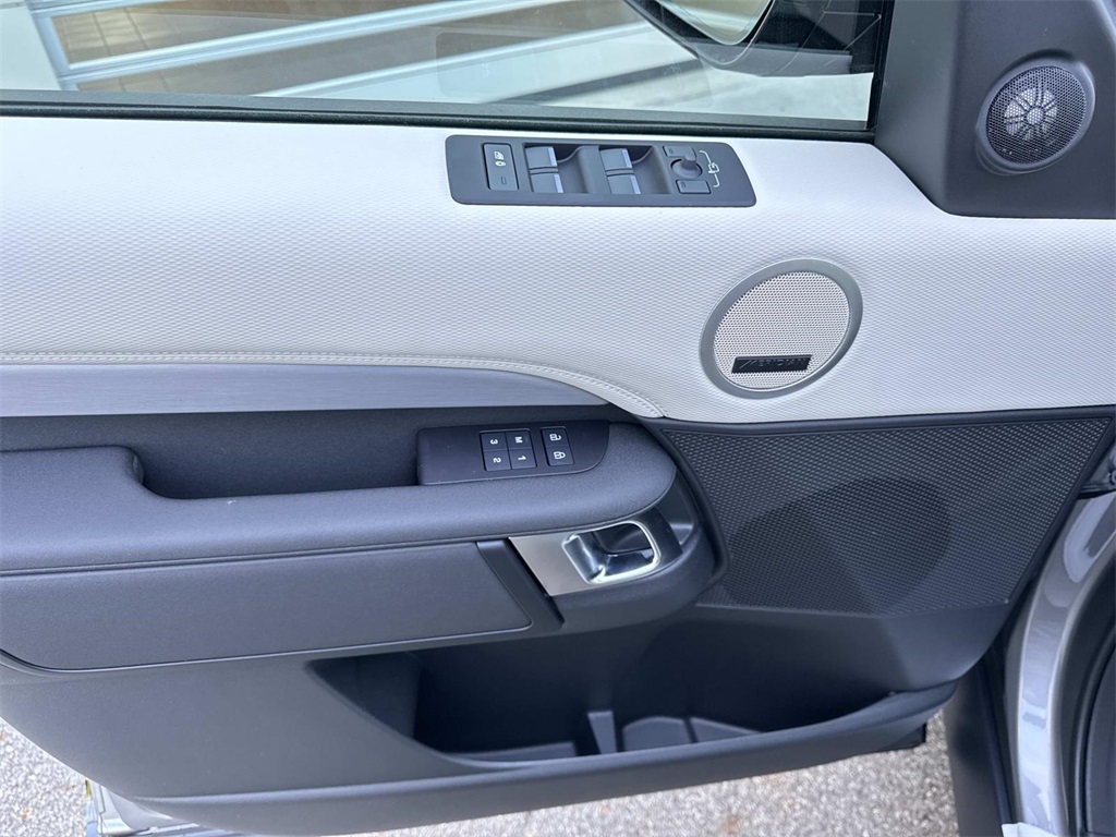 2026 Land Rover Discovery photo 19