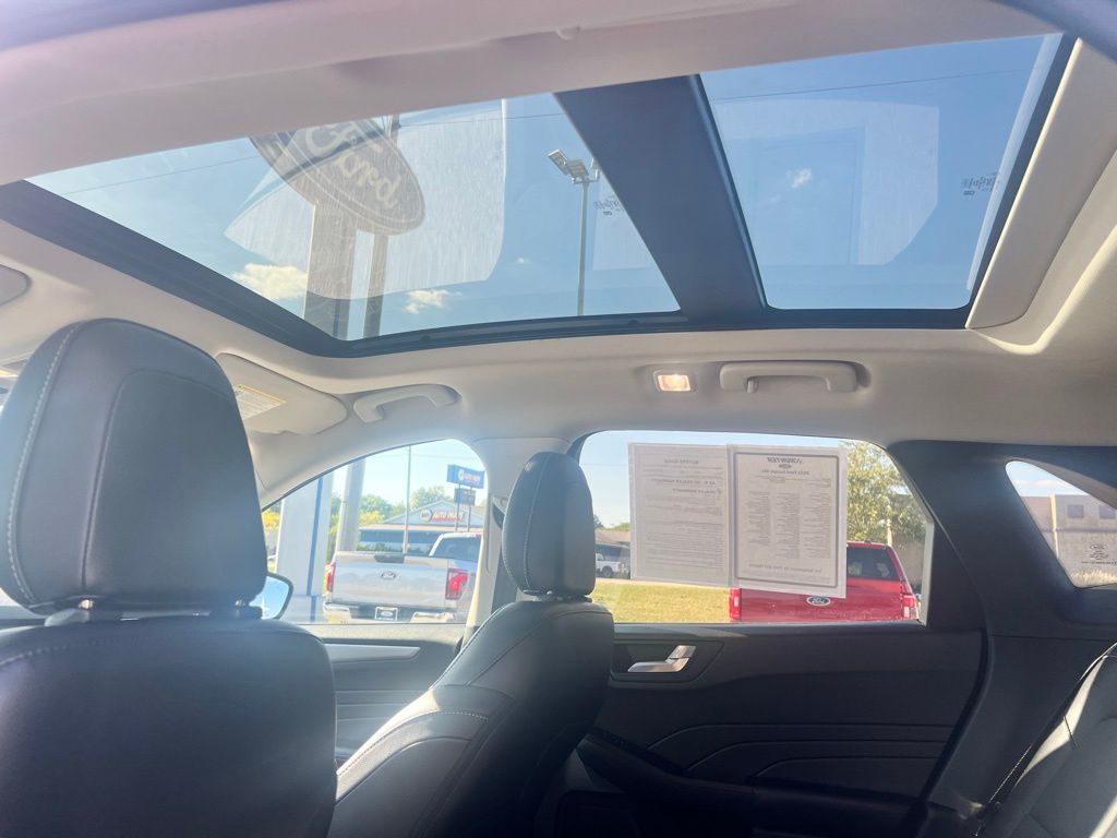 2022 Ford Escape SEL photo 17