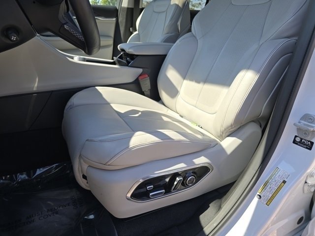 2021 Jeep Grand Cherokee Overland photo 2