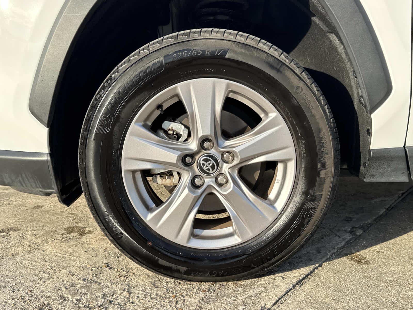 2025 Toyota RAV4 XLE photo 3