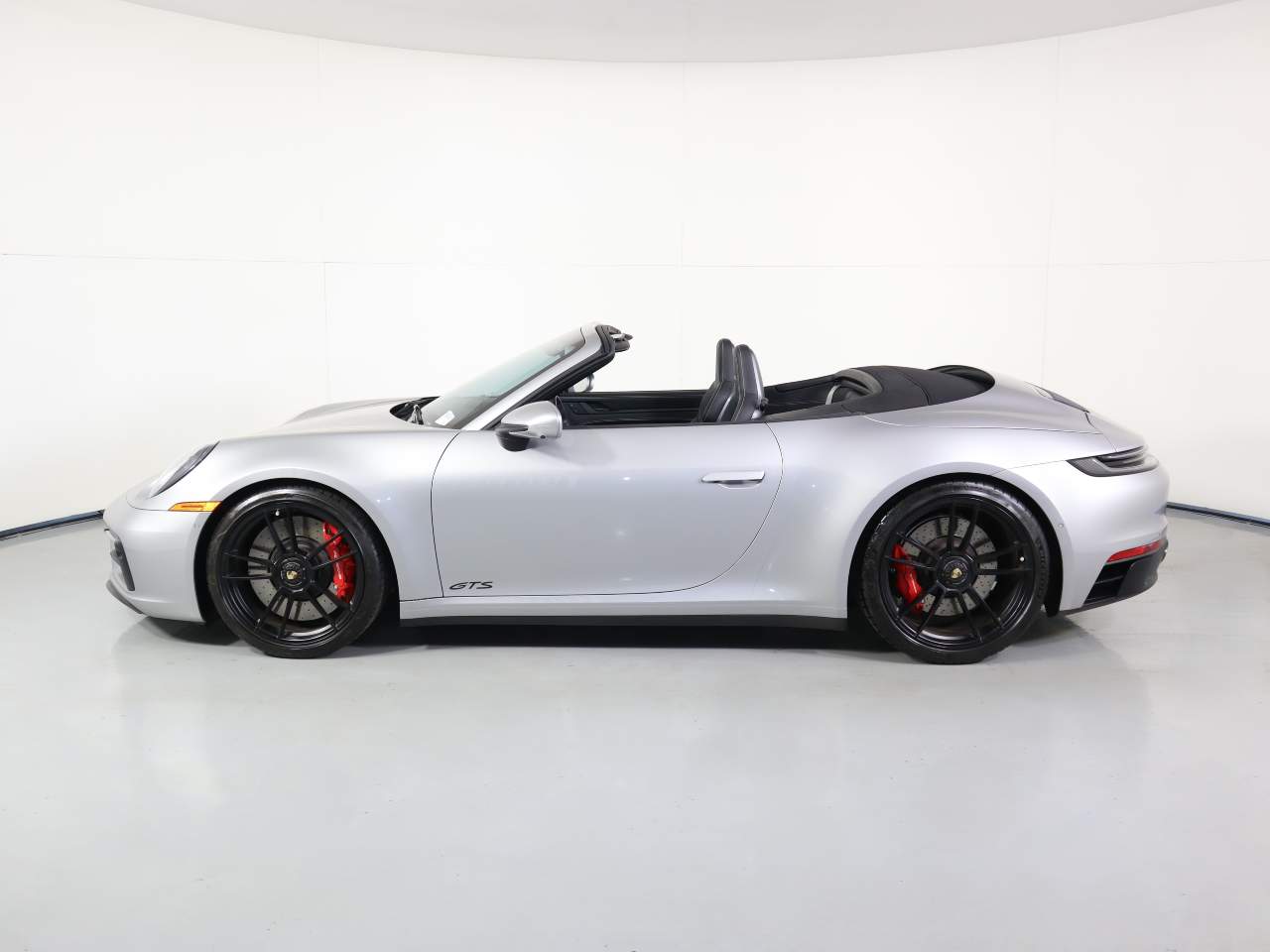 2022 Porsche 911 GTS photo 2