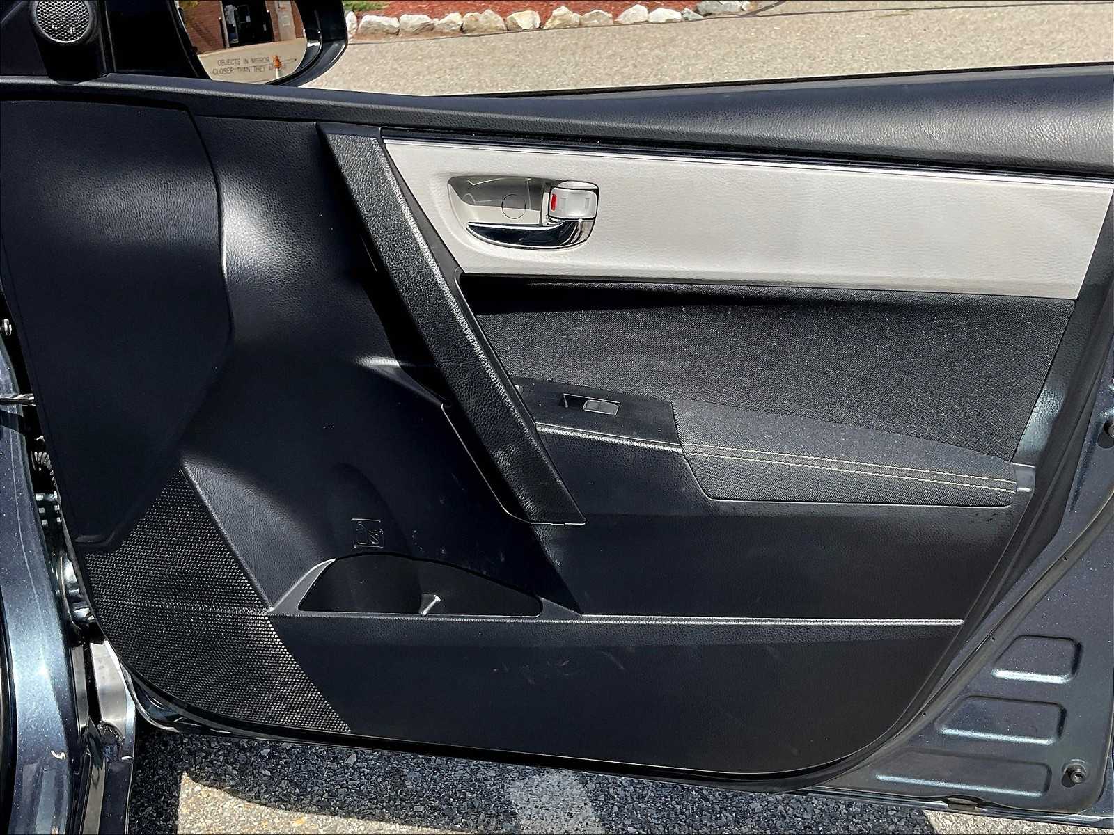 2017 Toyota Corolla LE photo 12