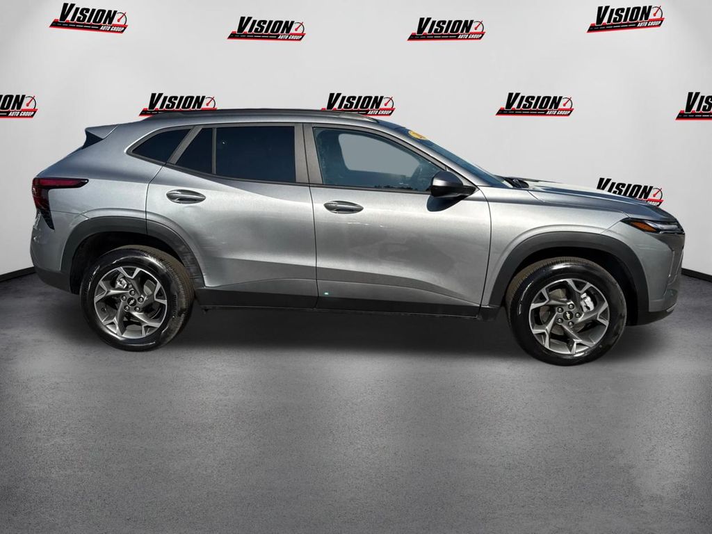 2025 Chevrolet Trax LT photo 4