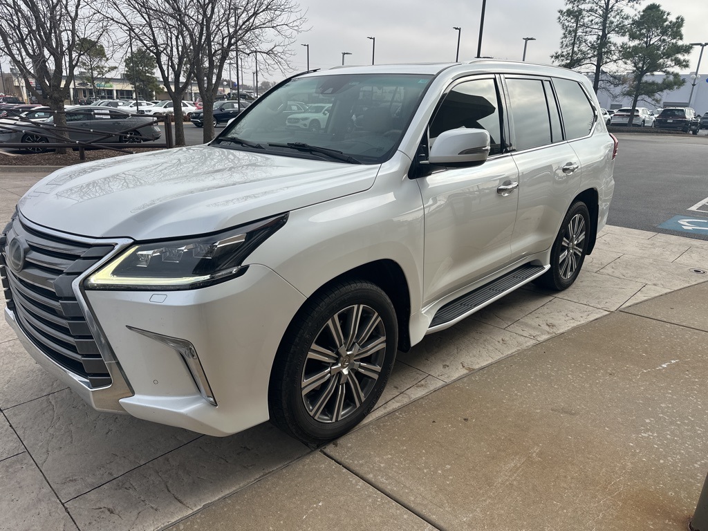 2017 Lexus LX 570's photo