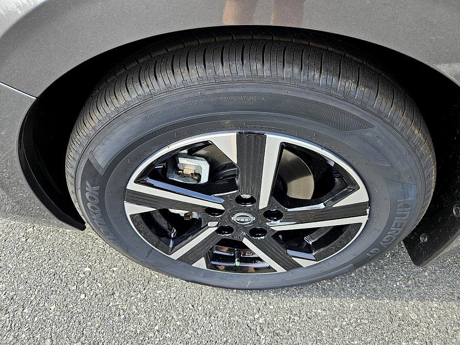 2025 Nissan Sentra SV photo 18