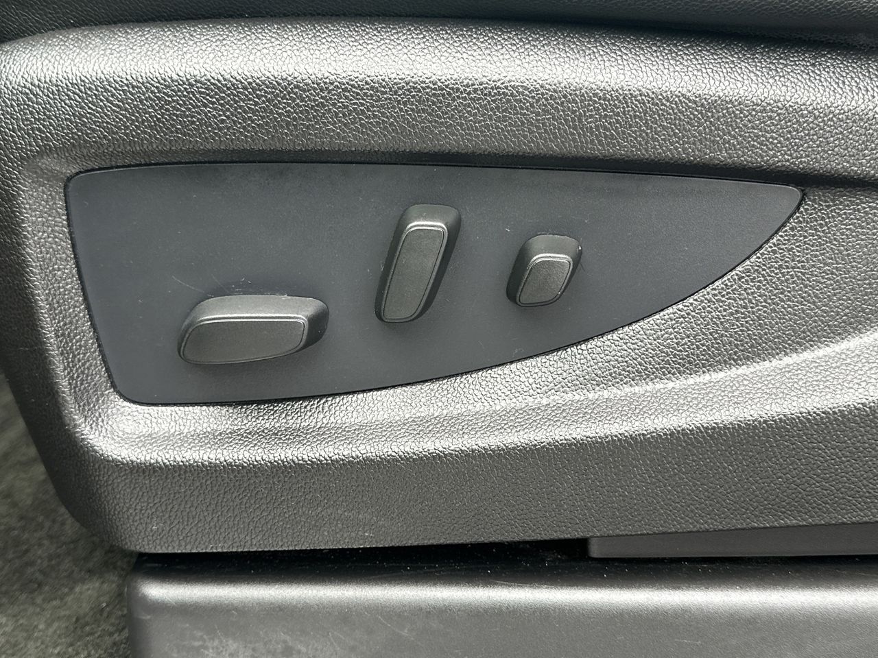 2016 Chevrolet Tahoe LT photo 4