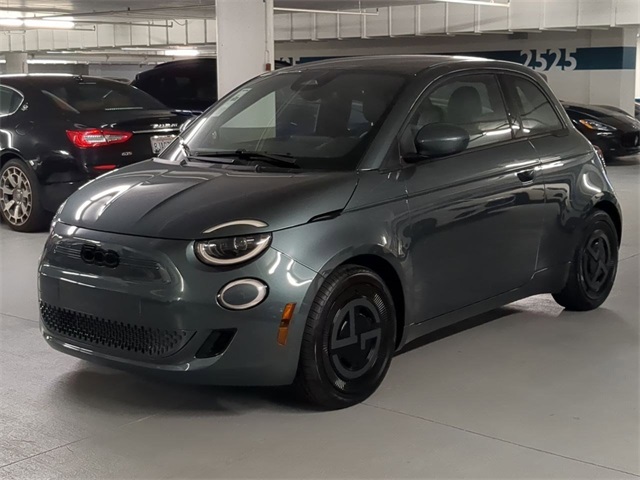 2025 Fiat 500e La Prima photo 2