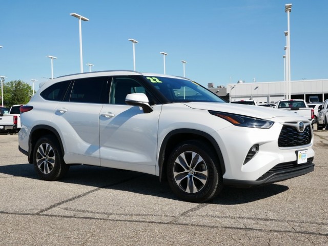 PRE-OWNED 2022 TOYOTA HIGHLANDER XLE