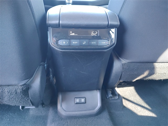 2021 Toyota Highlander LE photo 13