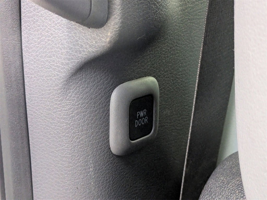 2023 Toyota Sienna XLE photo 16