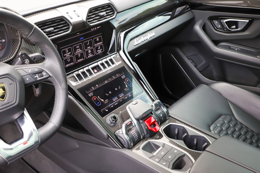 2021 Lamborghini Urus photo 16