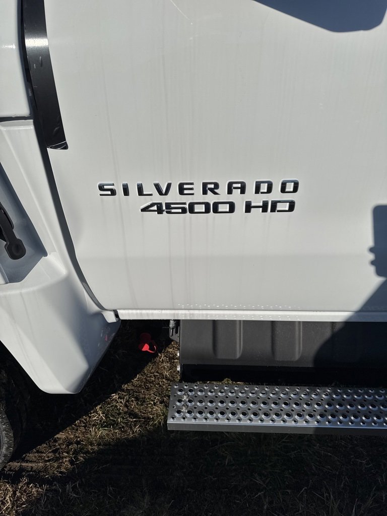 2024 Chevrolet Silverado 4500HD Work Truck photo 3