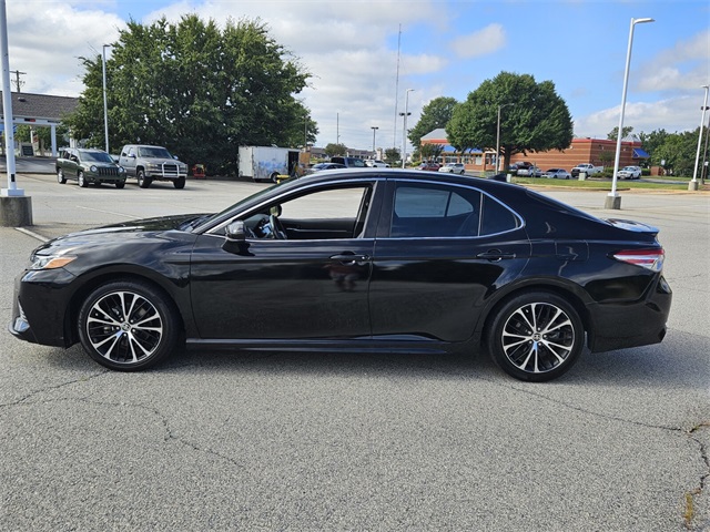 2020 Toyota Camry SE photo 4