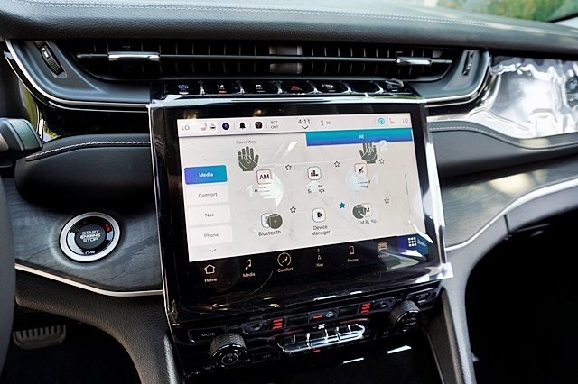 New 2023 Bright White Clear-Coat Exterior Paint Jeep 4xe image 30