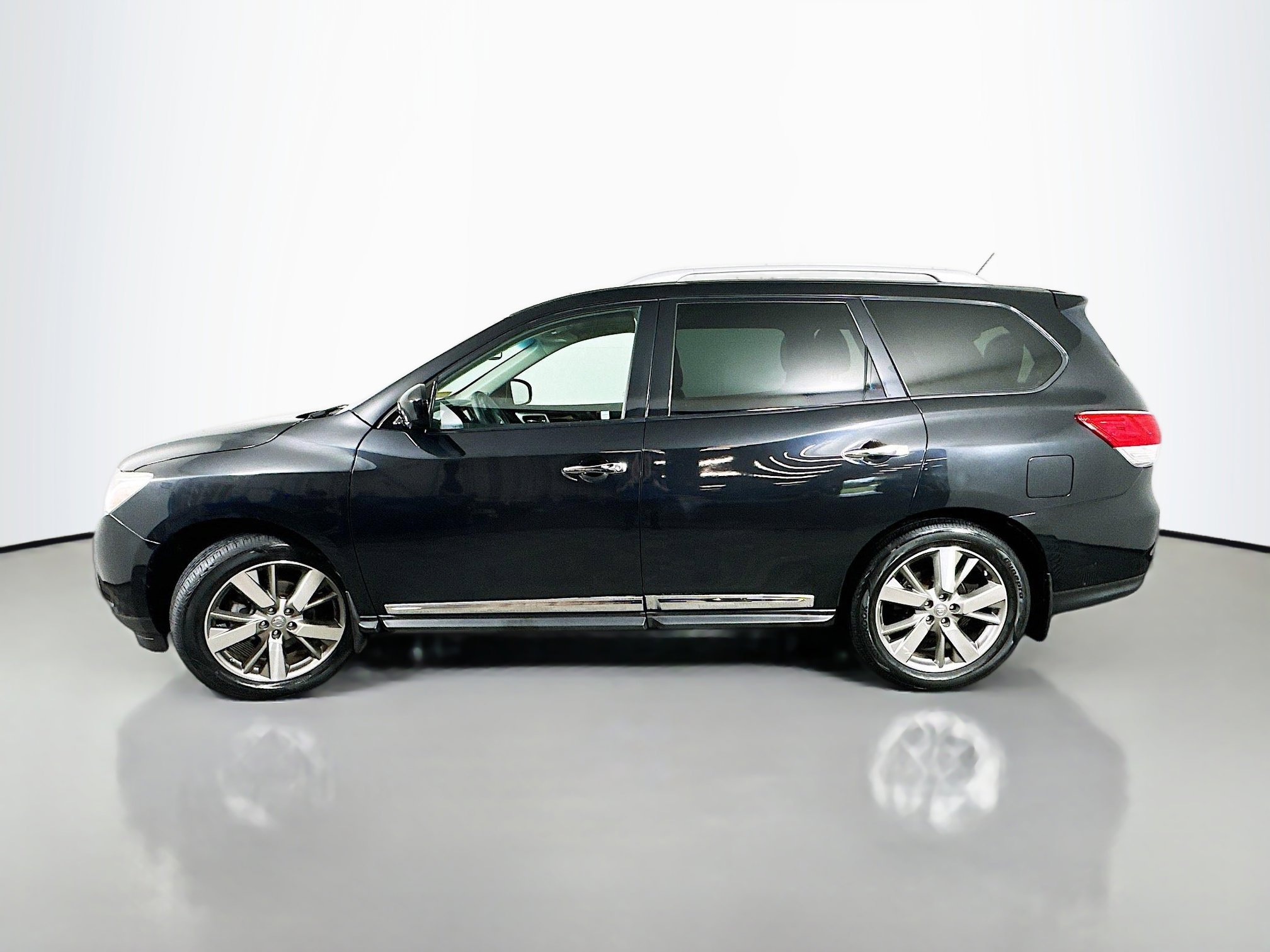 2015 Nissan Pathfinder Platinum photo 3