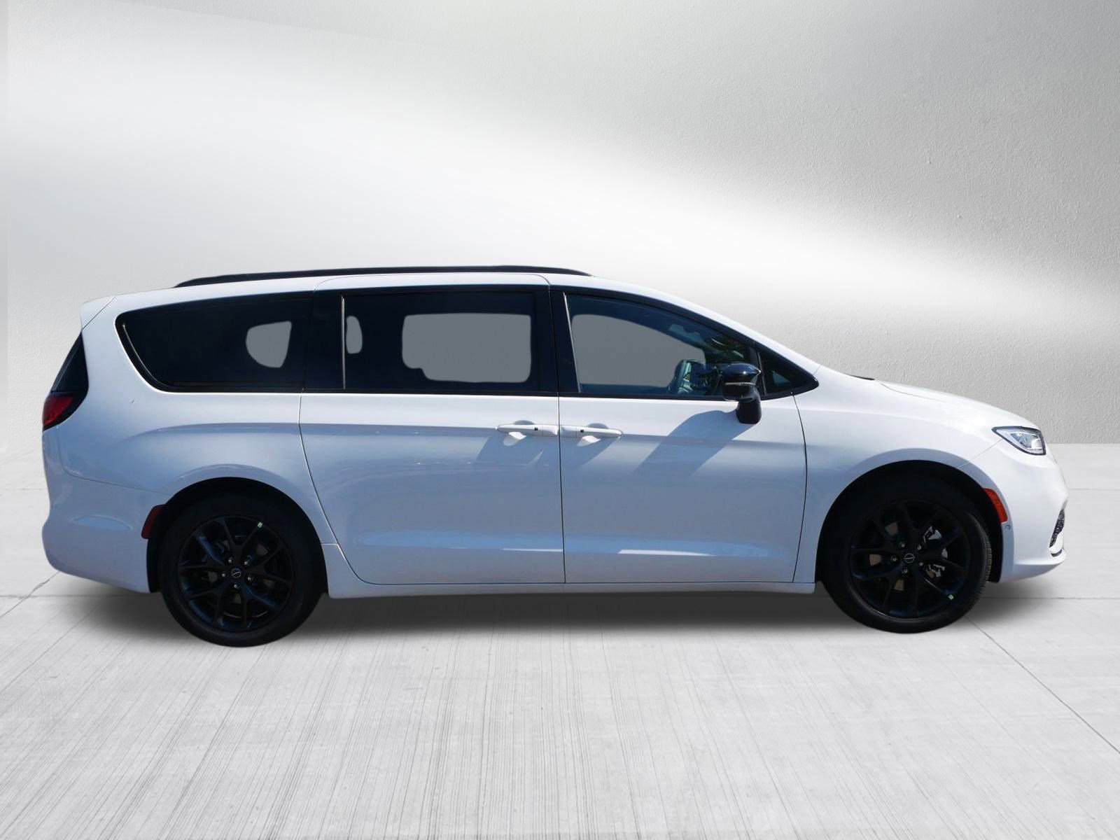 2026 Chrysler Pacifica Limited photo 8