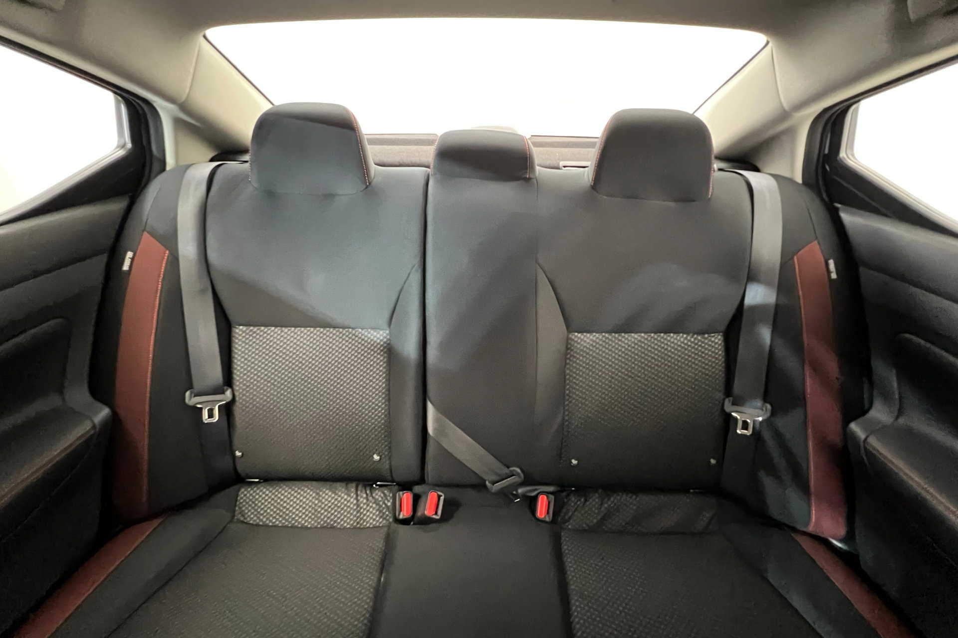 2025 Nissan Versa SR photo 22