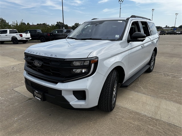 2025 Ford Expedition photo 4