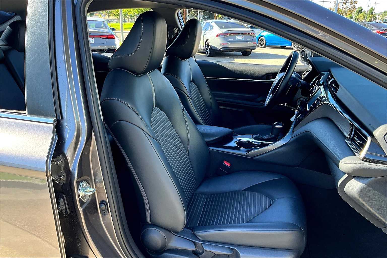 2020 Toyota Camry SE photo 8
