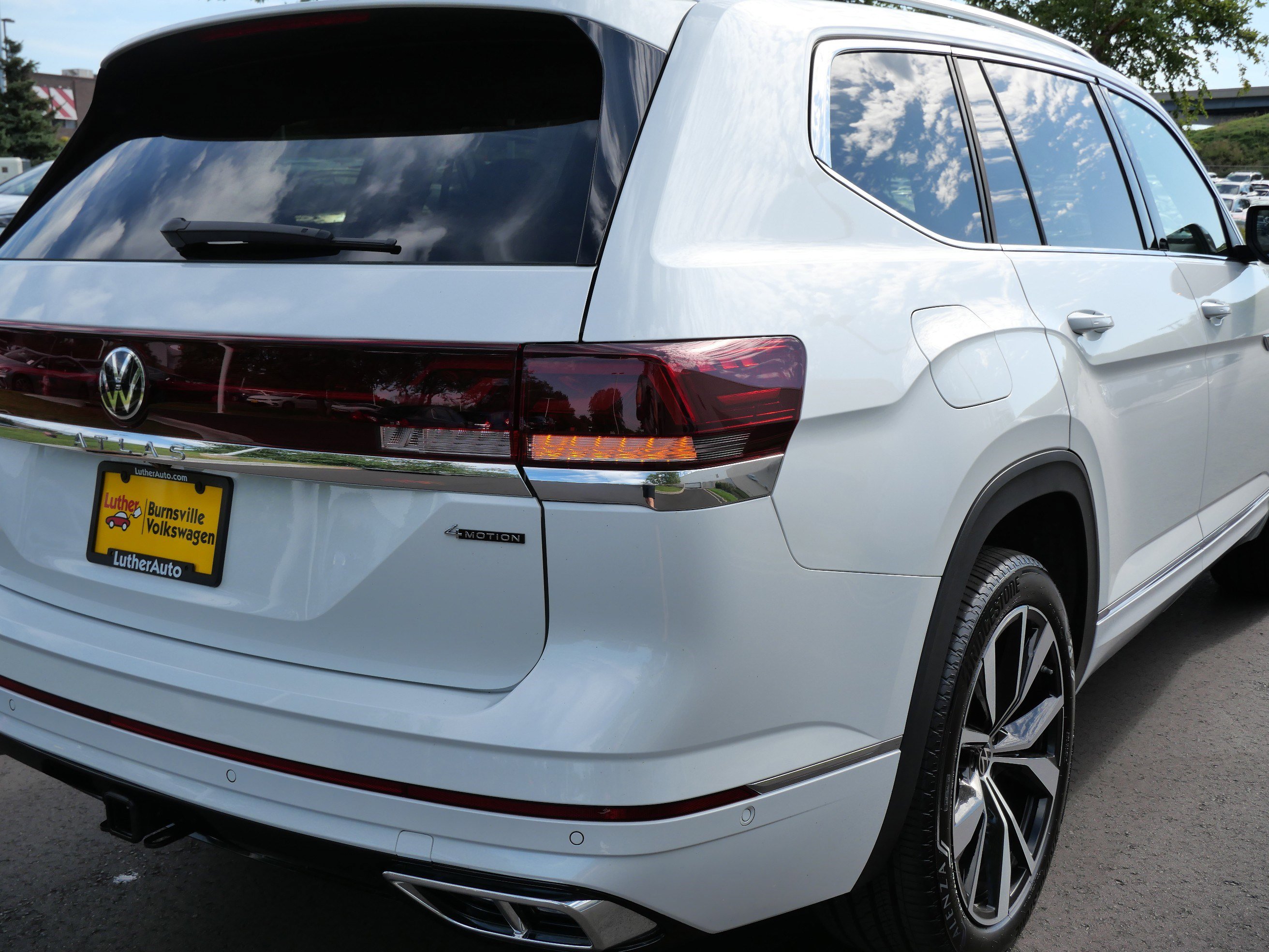 2024 Volkswagen Atlas SEL Premium R-Line photo 17