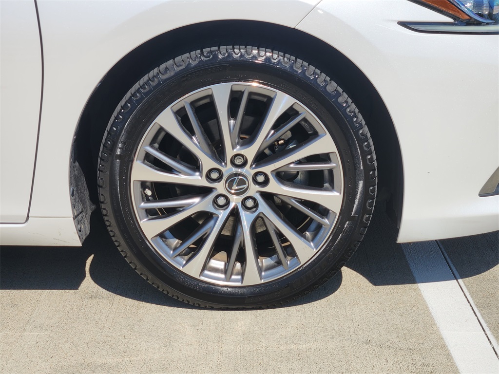 2019 Lexus ES 300h photo 10