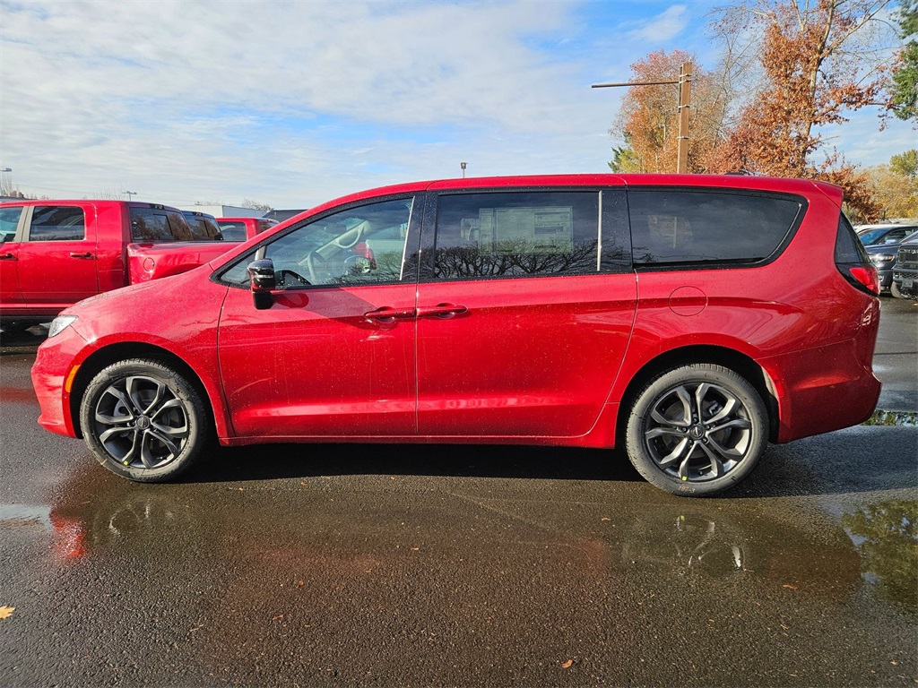 2026 Chrysler Pacifica photo 4
