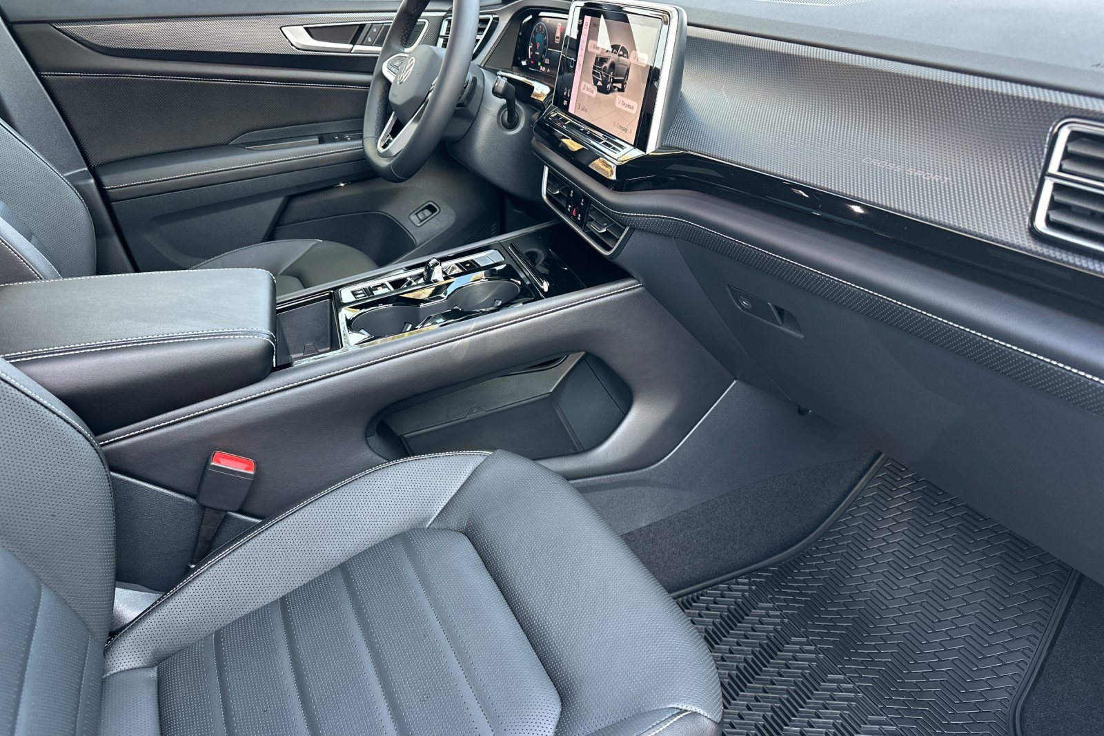 2025 Volkswagen Atlas Cross Sport SEL R-Line photo 13