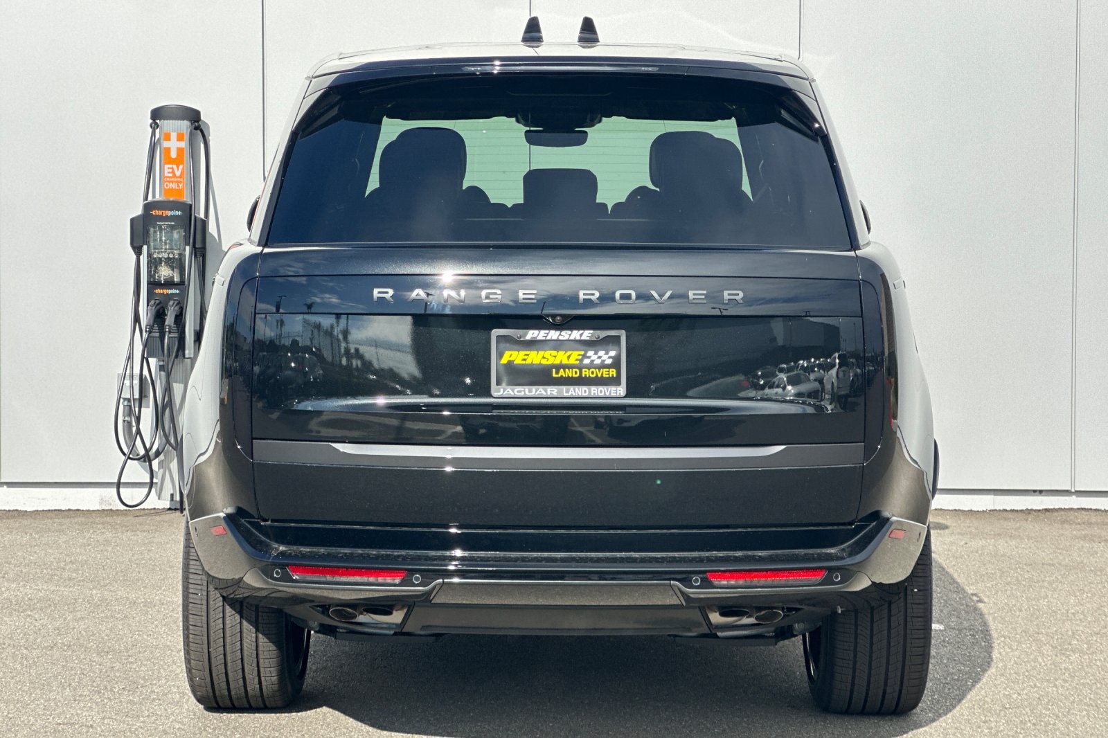 2025 Land Rover Range Rover SE photo 4