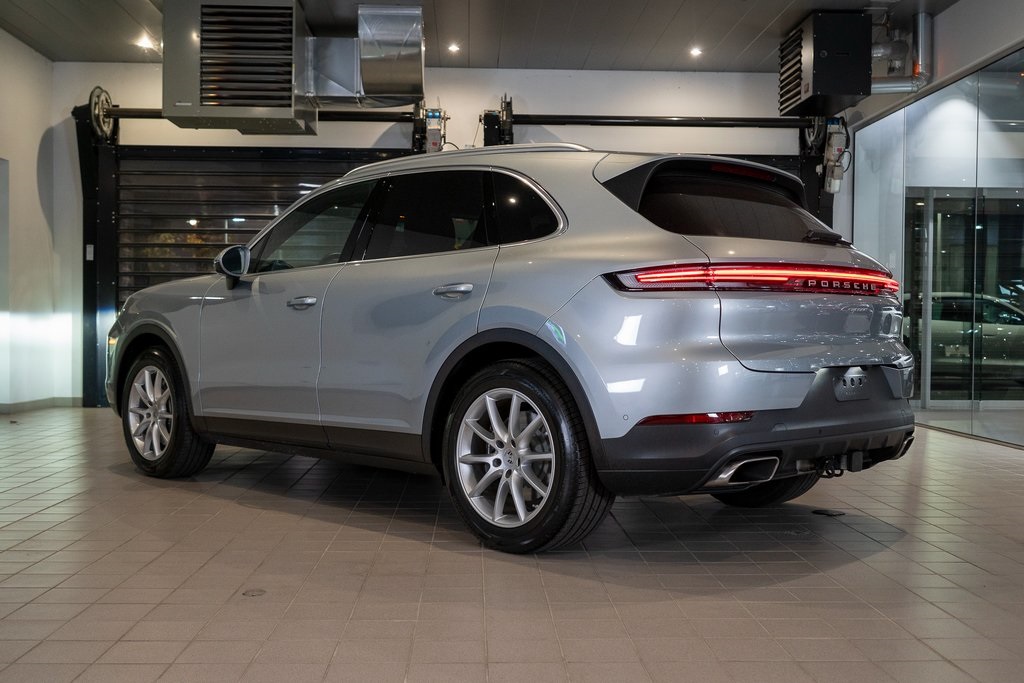 2025 Porsche Cayenne Base photo 2