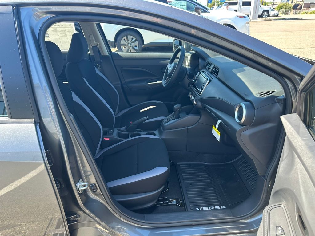 2025 Nissan Versa 1.6 S photo 20
