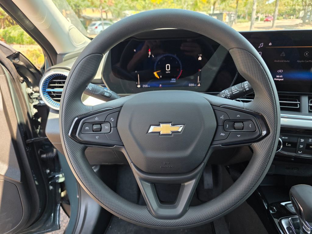 2025 Chevrolet Trax LT photo 16