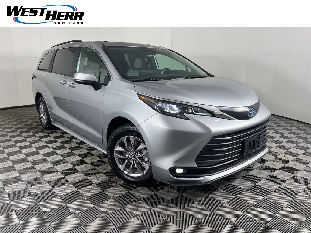 2025 Toyota Sienna XLE's photo