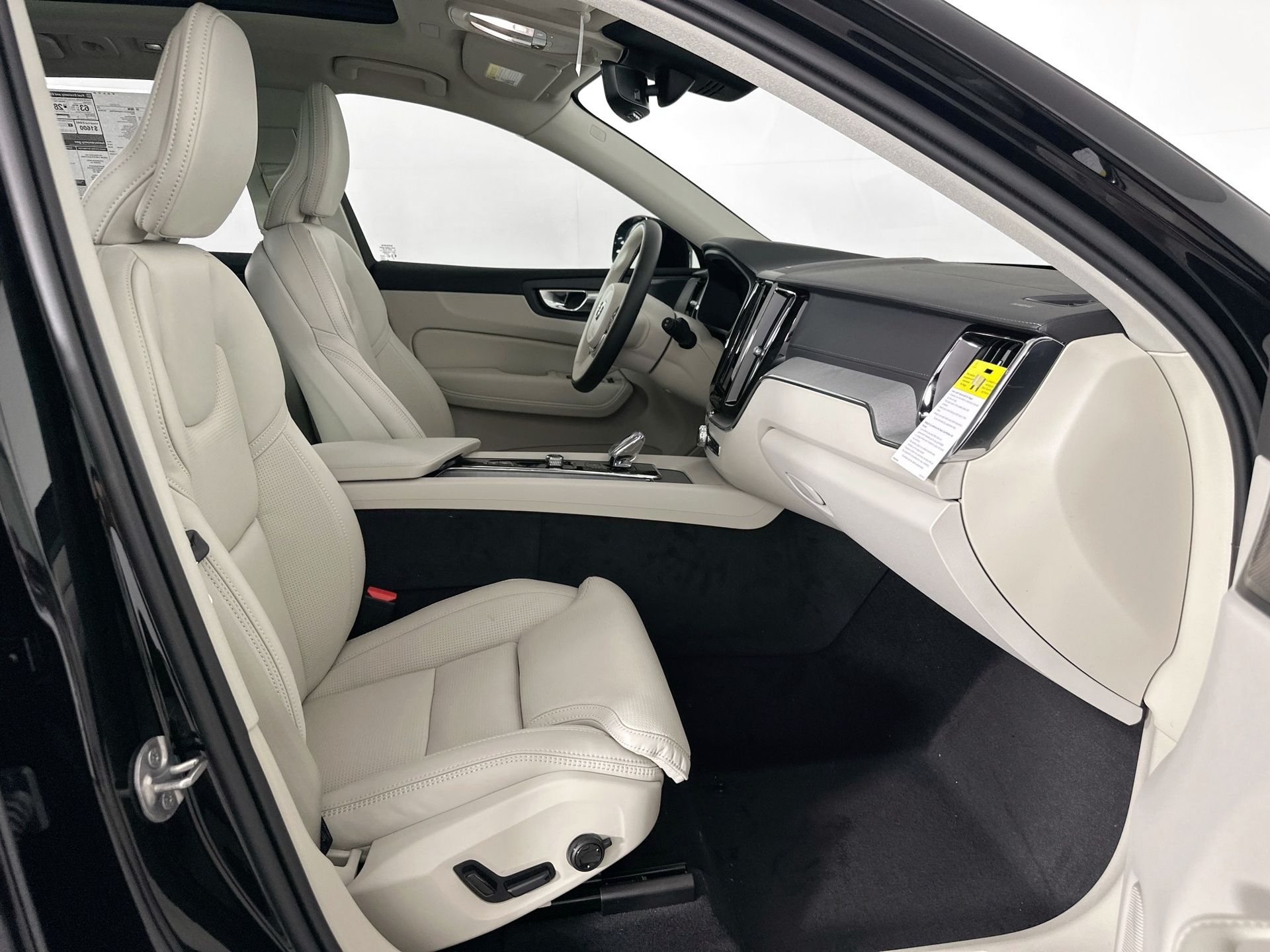 2025 Volvo XC60 T8 photo 15