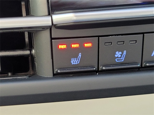 2023 Toyota Sienna Platinum photo 26