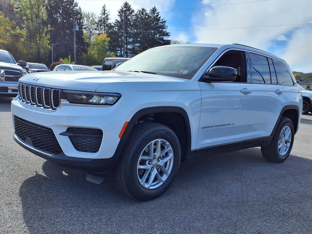 2025 Jeep Grand Cherokee Laredo photo 2