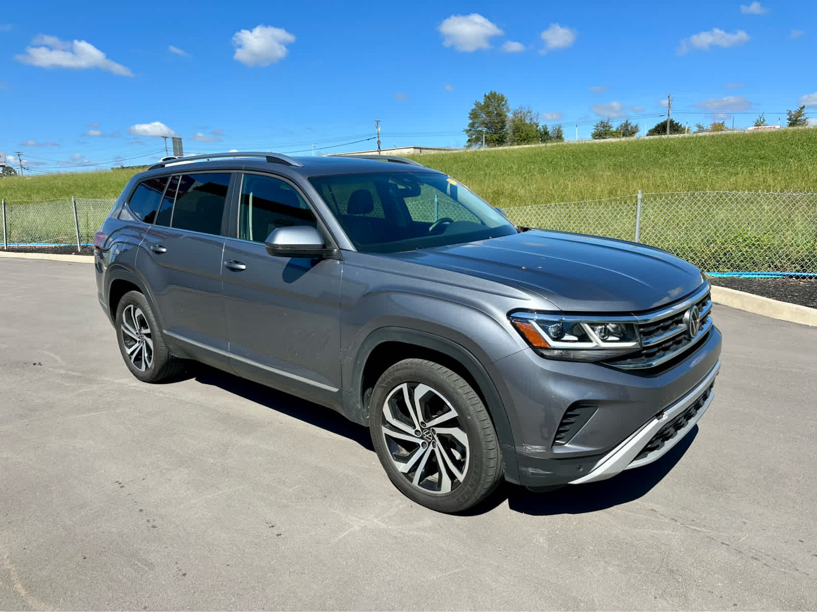 2023 Volkswagen Atlas SEL photo 3