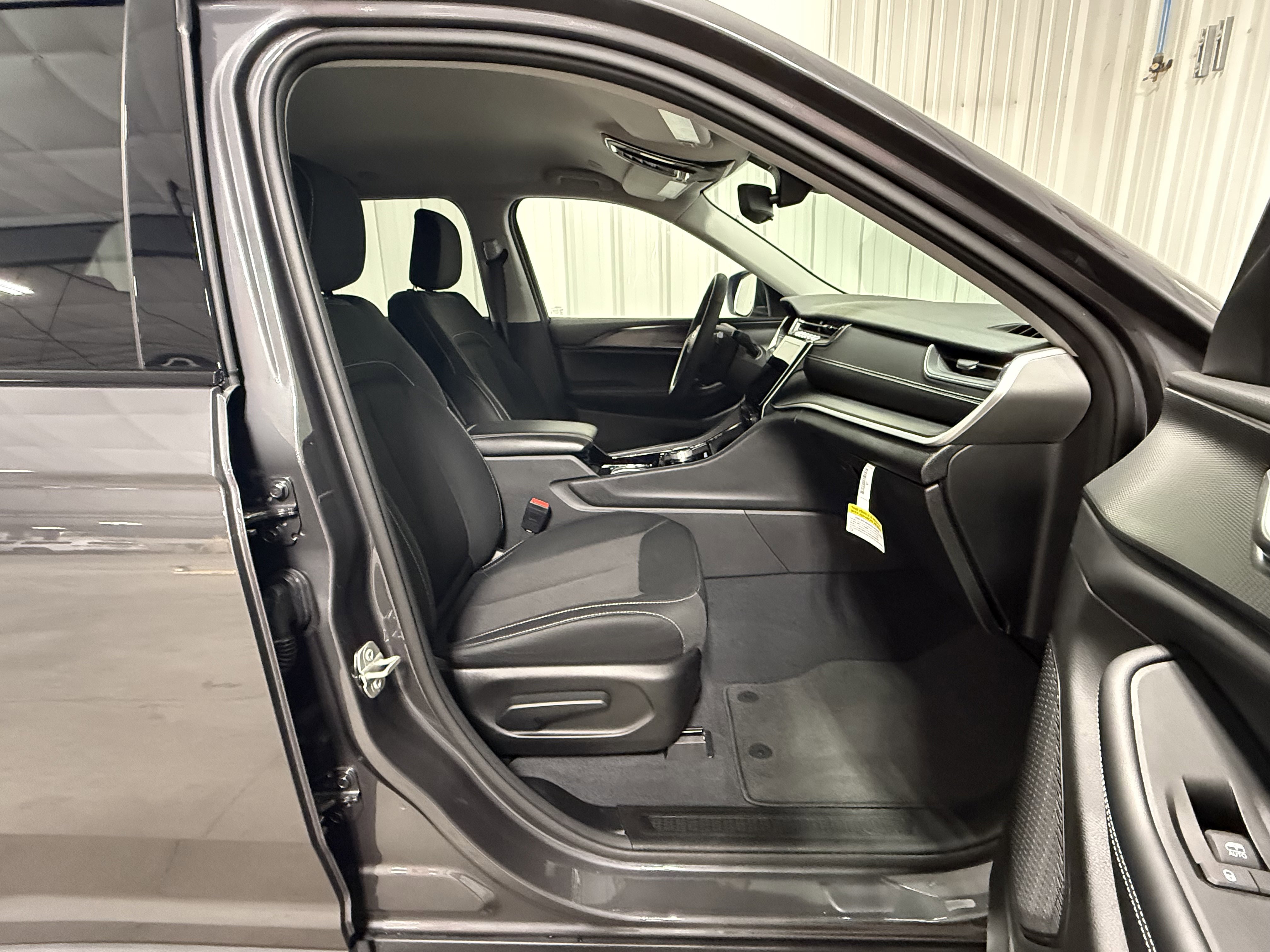 2023 Jeep Grand Cherokee Laredo Altitude photo 4