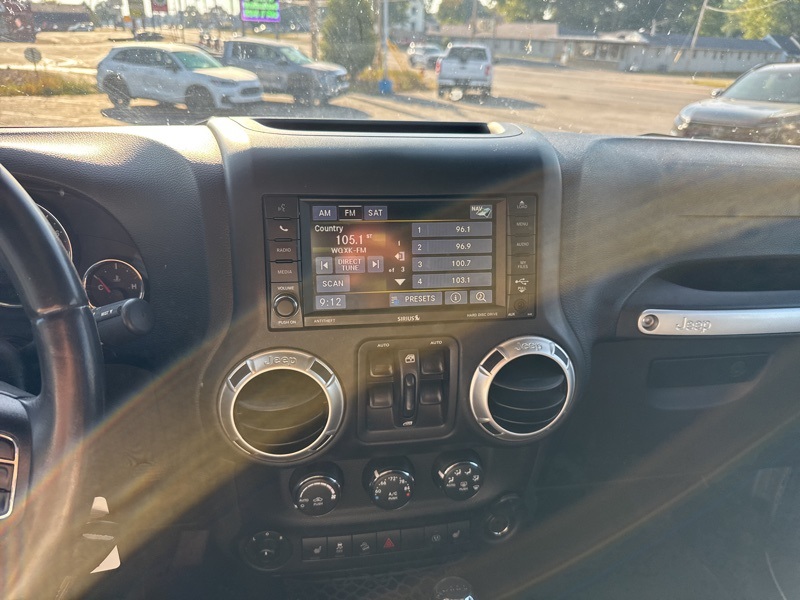 2016 Jeep Wrangler Unlimited Sahara photo 13